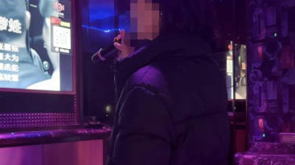 老爸和骚货后妈走后我和老妹在KTV边唱边干